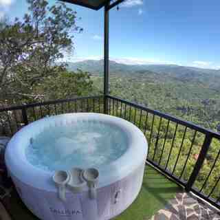 Jacuzzi privado burbujeando en la terraza del domo, con vista panorámica a la cordillera