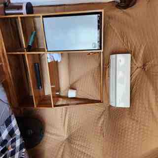 Rincón del domo con mini refrigeradora, aire acondicionado, toallas enrolladas y repisas de madera